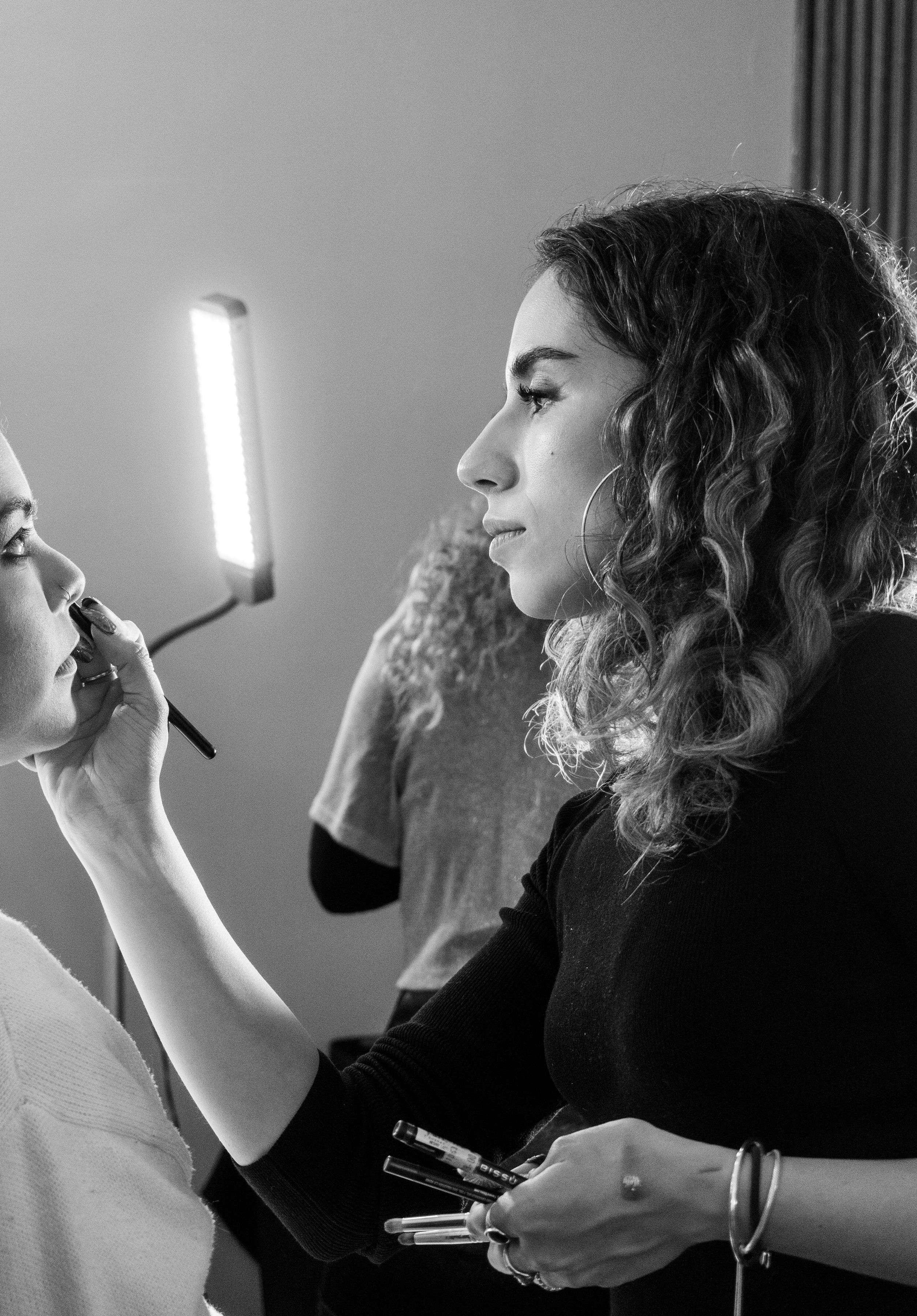 Anna Portillo aplicando maquillaje